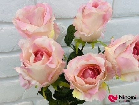 Букет роз "Пышный бутон" розовый на 5 бутонов - Фото