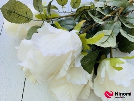 Букет роз "Пышный бутон" белый на 5 бутонов - Фото