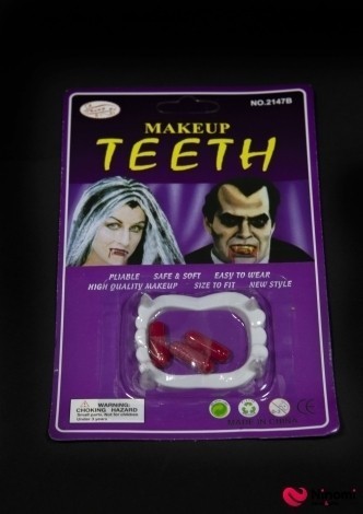 Зубы вампира с кровью - Фото
