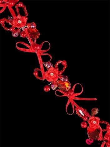 Тика с красными цветами с жемчугом и лентами на серебряной основе - Фото