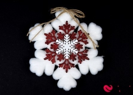 Новогодний декор "Снежинка с красной серединкой" - Фото