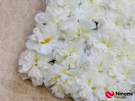 Цветочный "Ковёр" из белой георгины (56 цветков) - Фото