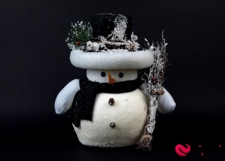 Новогодний декор "Снеговик с метлой" - Фото