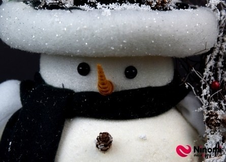 Новогодний декор "Снеговик с метлой" - Фото