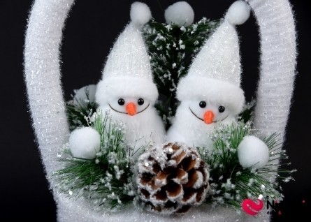 Новогодний декор "Снеговики в корзине" - Фото