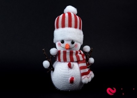 Новогодний декор "Снеговик в полосатой шапке" - Фото