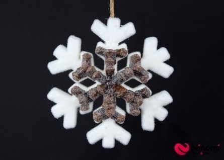 Подвесная снежинка с декором - Фото