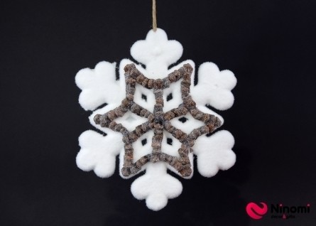 Подвесная большая снежинка с декором - Фото